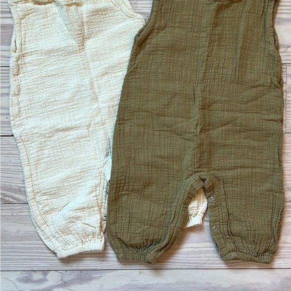 Fin & Vince Rompers Size 6-12mos Cream and Olive - Picture 2 of 2